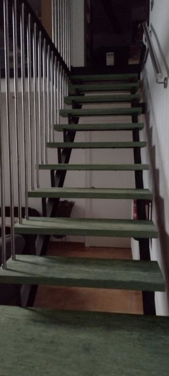 Pizarra verde serrada escaleras