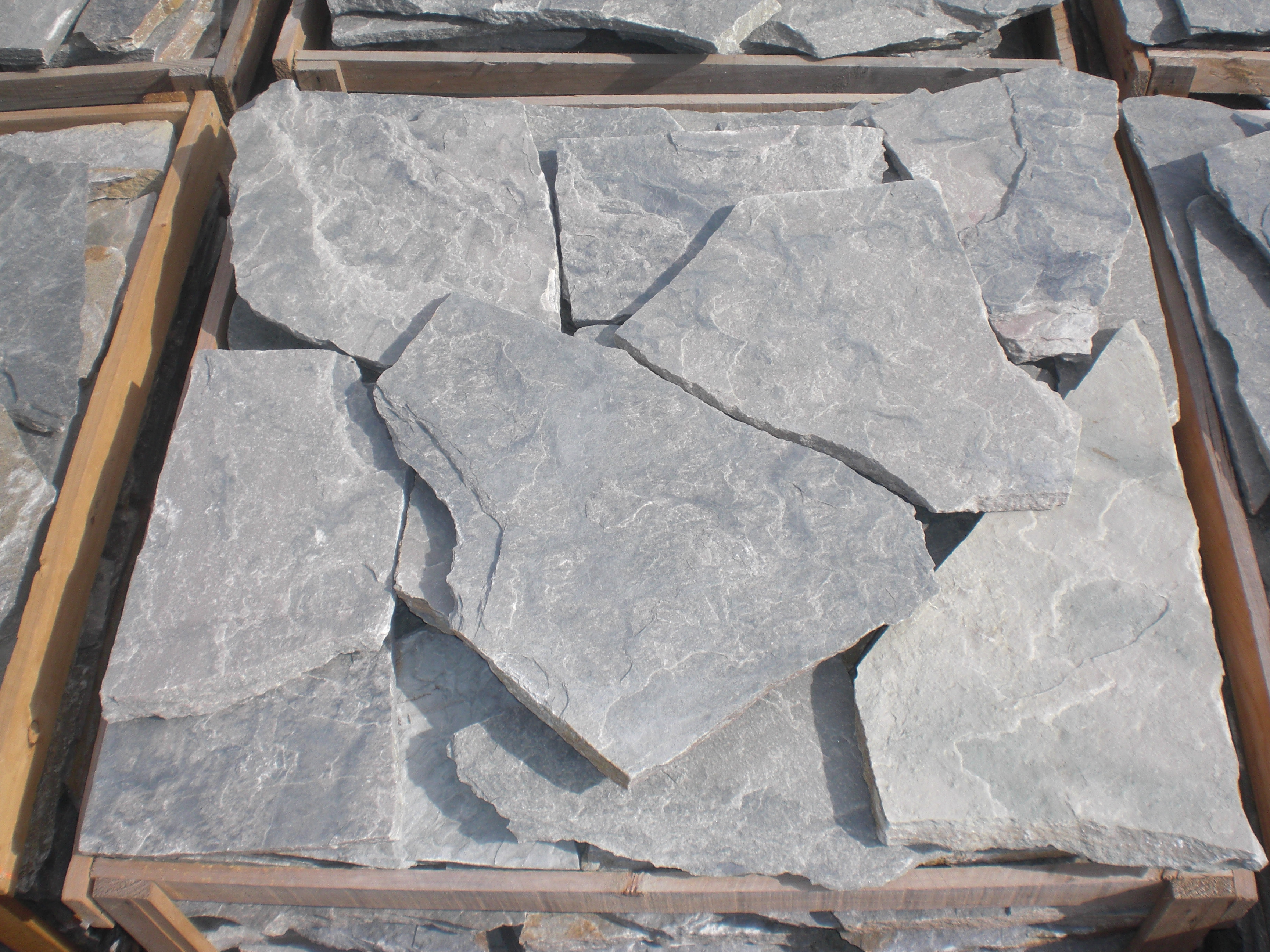 Irregular quartzite veneer 'Gris Cristal' (Crystal Grey)