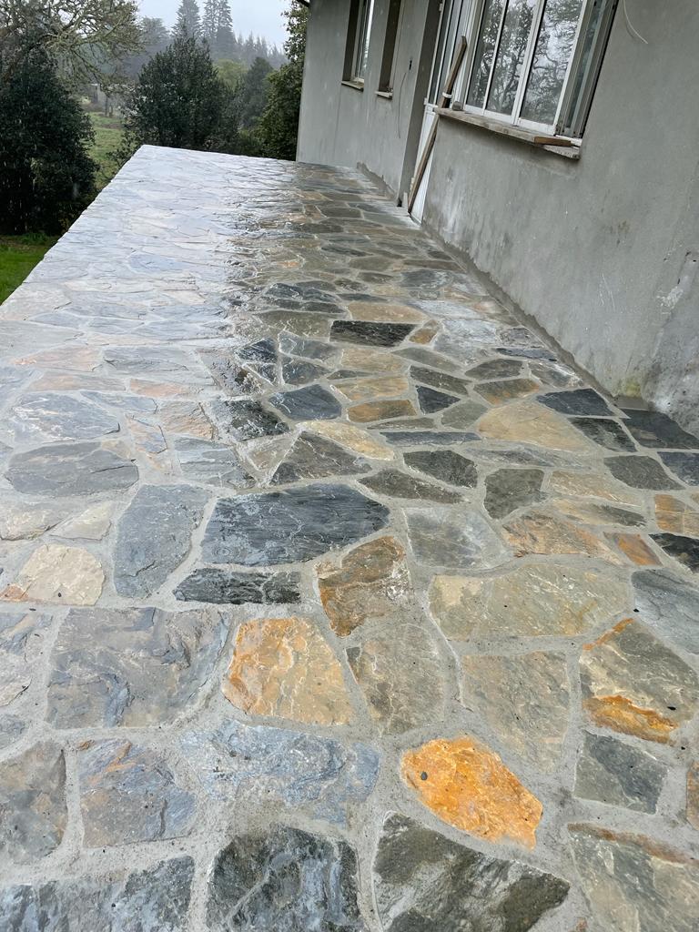 Irregular flat grey 'Cristal' quartzite