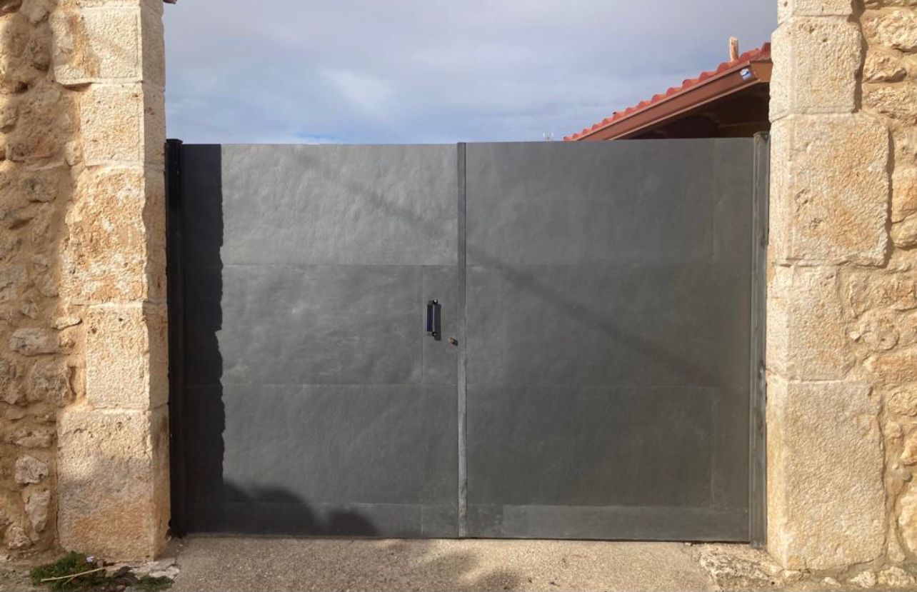 Black 'pel de louxa' (black slate skin), flexible slate sheets