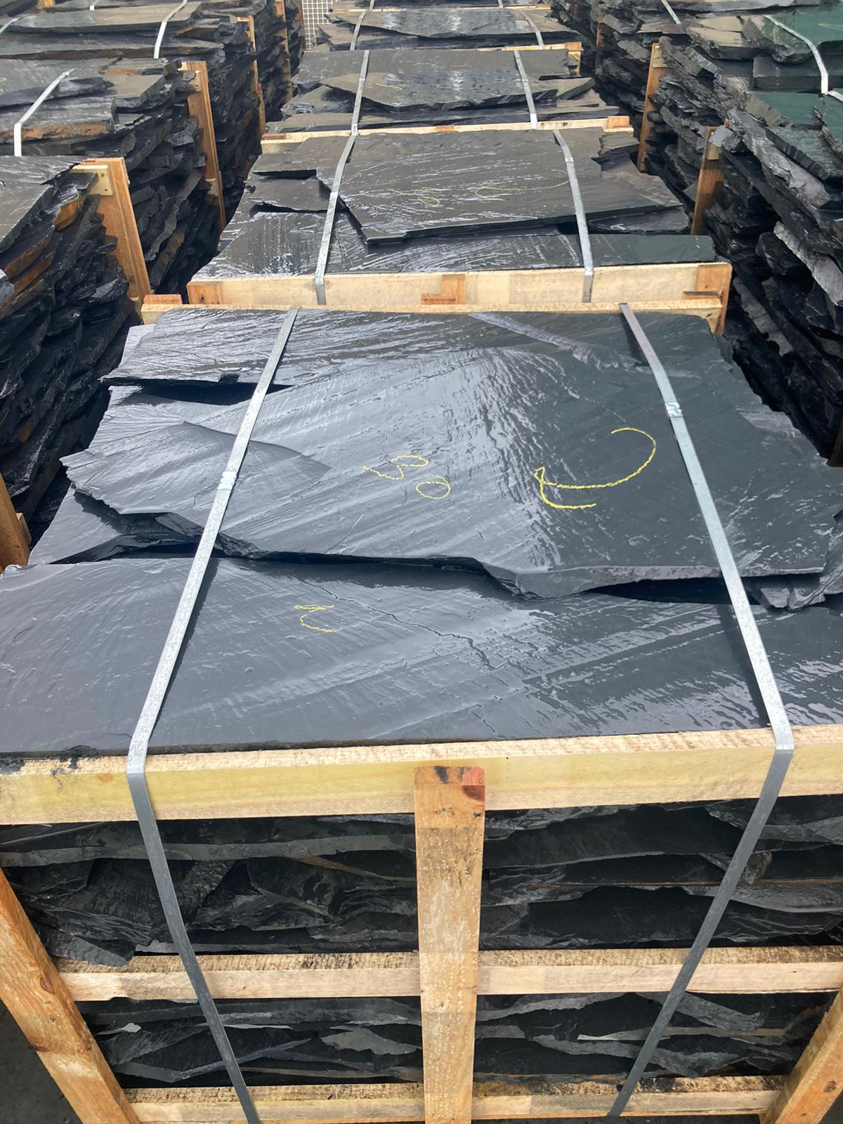Irregular flat 'G. Universal' grey slate